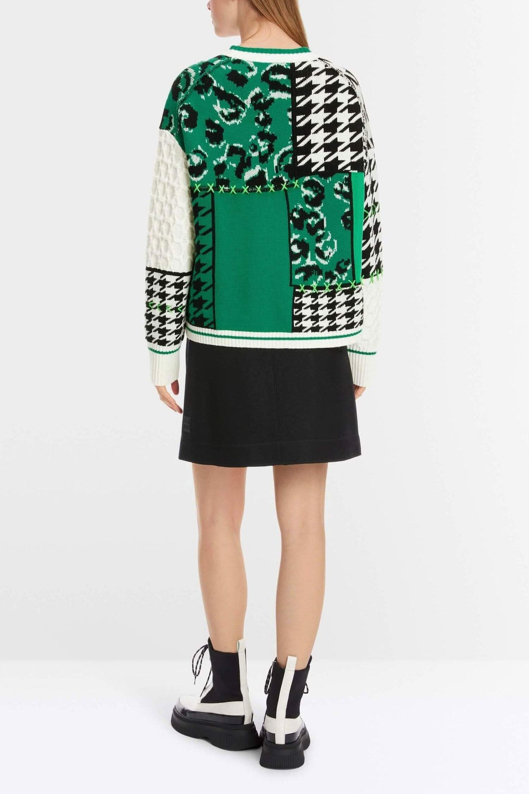 Pull en maille à motifs mélangés, vue arrière, avec design patchwork coloré et silhouette oversize.