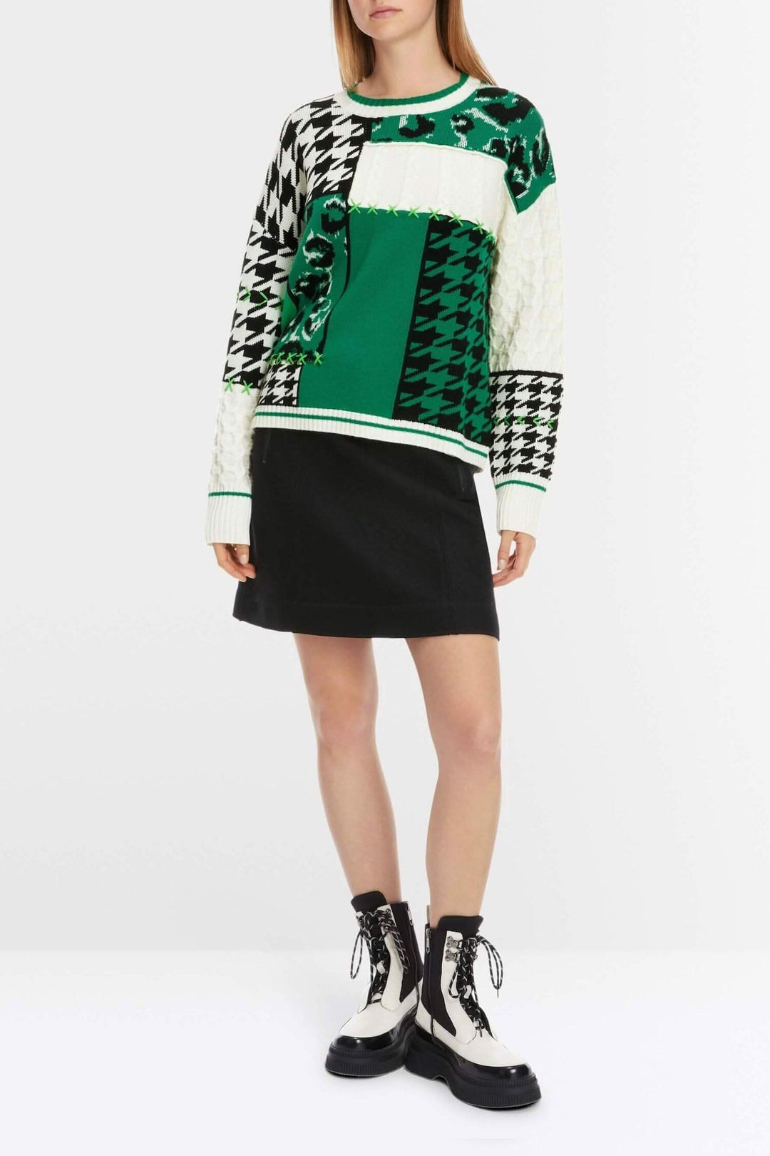 Pull en maille à motifs mélangés, à col rond, avec un design patchwork coloré et une silhouette oversize.
