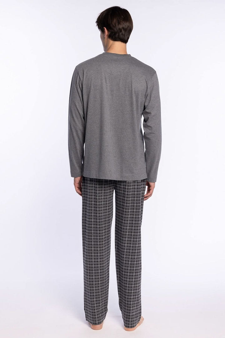 Homme portant Pyjama Long Minimaliste, 100% coton doux, haut gris à manches longues, pantalon imprimé style décontracté, vue de dos.