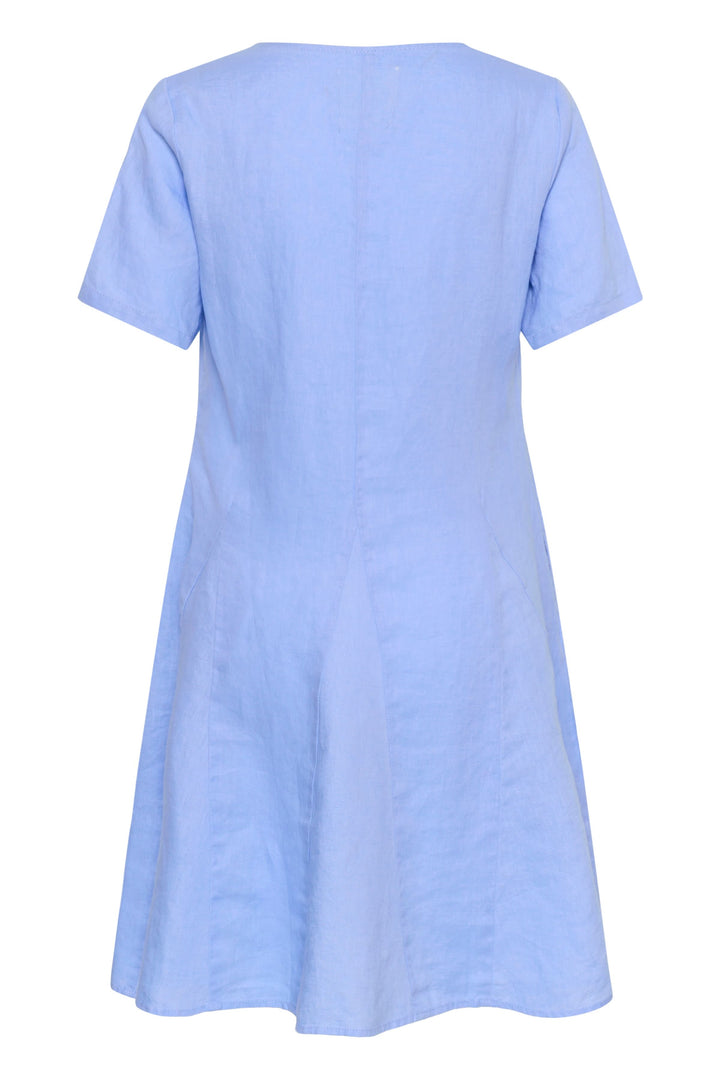Robe Aminasa bleue à coupe fluide, manches courtes, idéale pour une allure élégante et naturelle, avec encolure en V discrète.