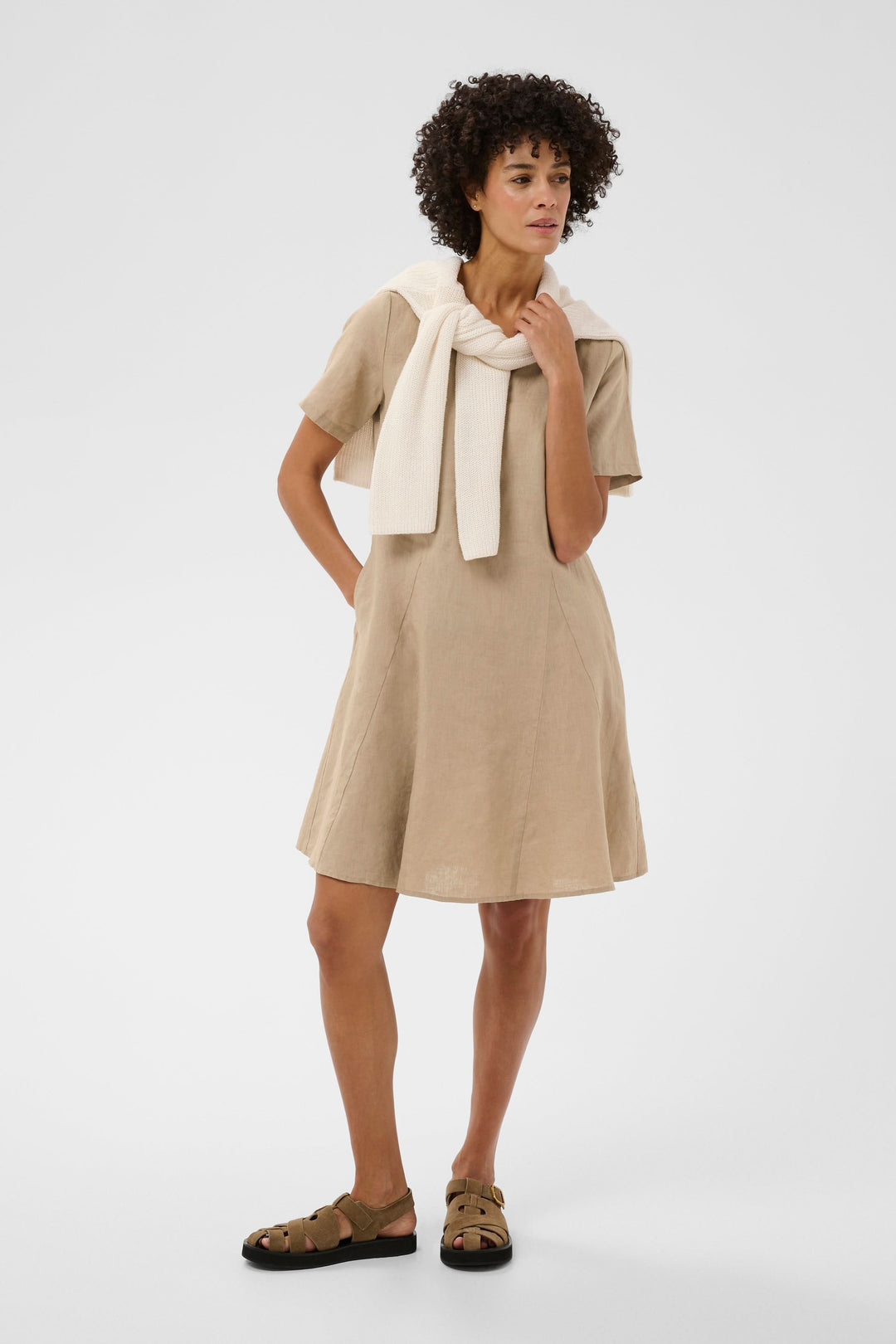 Robe Aminasa fluide et élégante avec encolure en V, manches courtes et poches latérales, idéale pour les sorties estivales.
