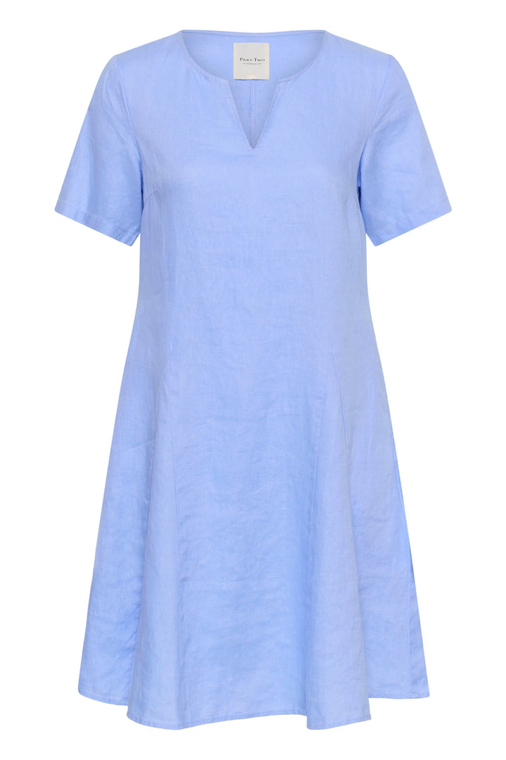Robe Aminasa en bleu, coupe fluide avec encolure en V et manches courtes, idéale pour allure élégante et confort quotidien.