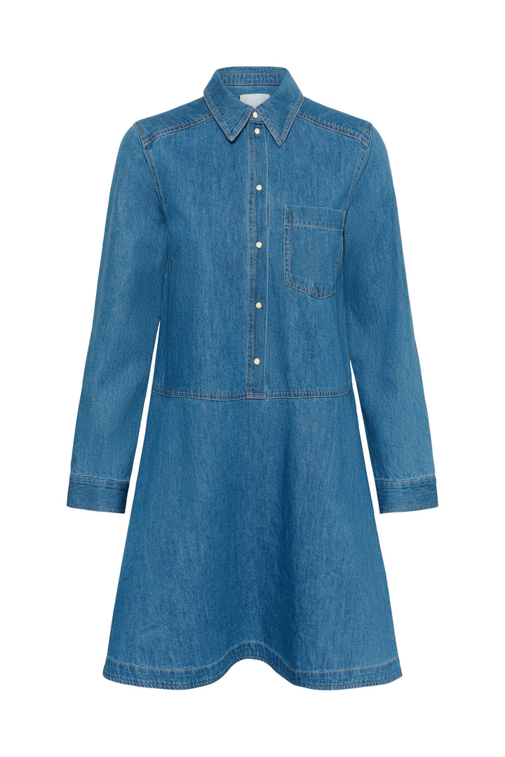 Robe chemise Augustine en denim avec coupe évasée et col structuré, manches longues et fermeture boutonnée.