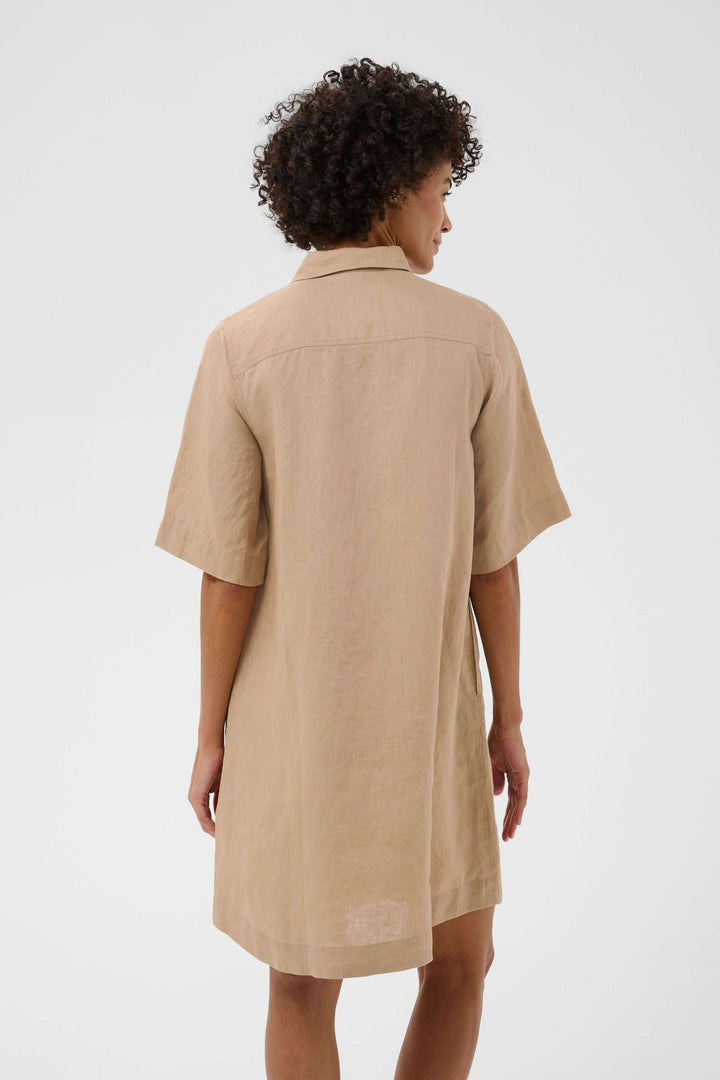 Vue arrière de la Robe chemise en lin Sardiae beige, montrant sa coupe droite et ses manches courtes.