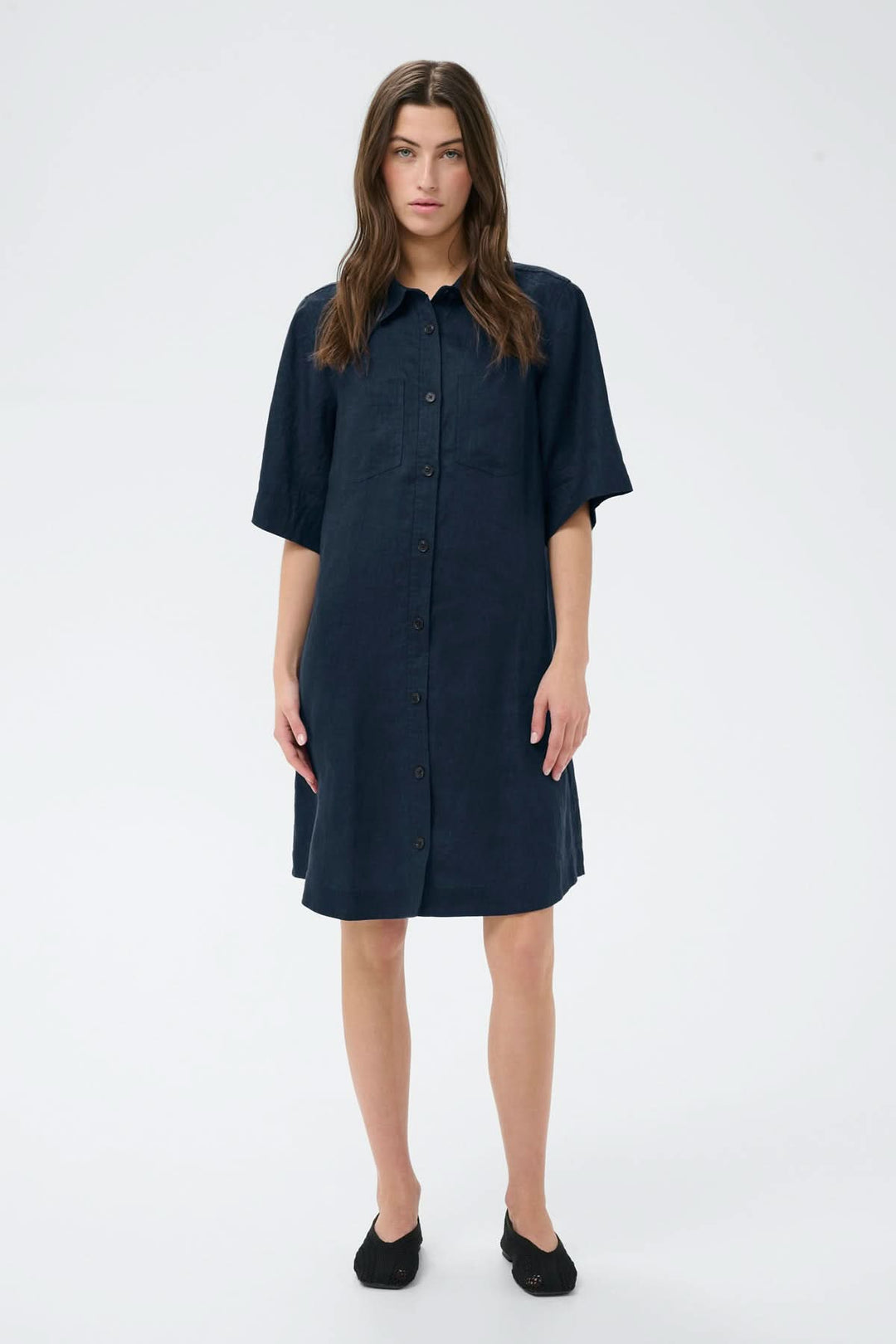 Robe chemise en lin Sardiae, silhouette droite et épurée, look minimaliste et décontracté avec fermeture boutonnée.