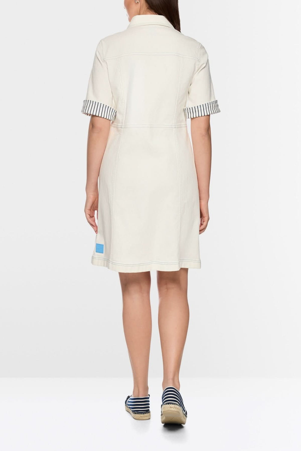 Vue arrière d'une robe chemise à manches courtes avec ceinture à nouer, soulignant une coupe structurée et chic décontractée.