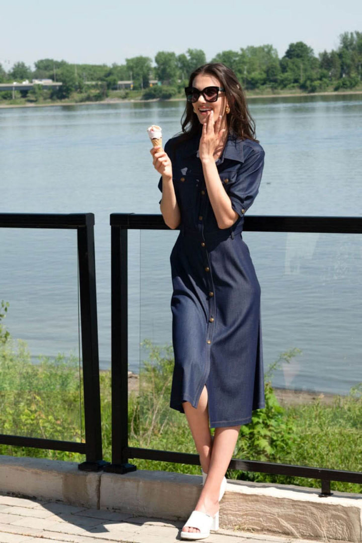 Femme en robe chemisier aspect denim dégustant une glace au bord de l&