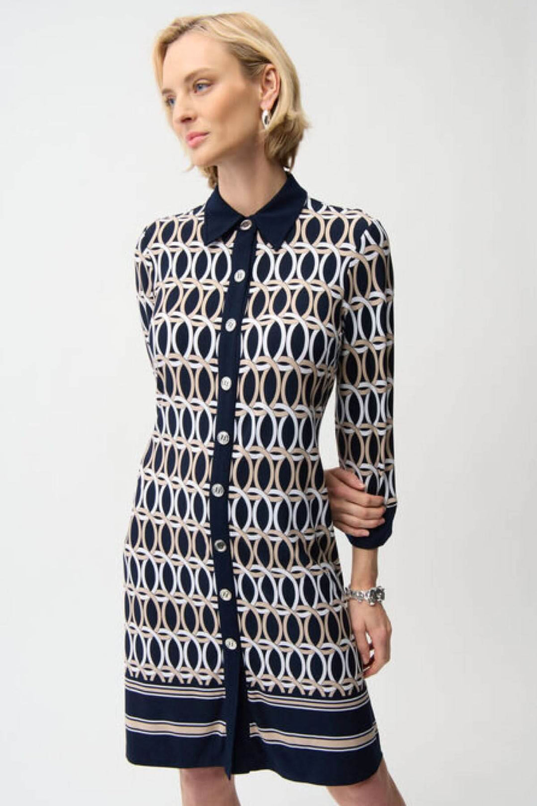 Femme portant une robe chemisier imprimée graphique avec fermeture boutonnée, coupe droite et imprimé structuré élégant.