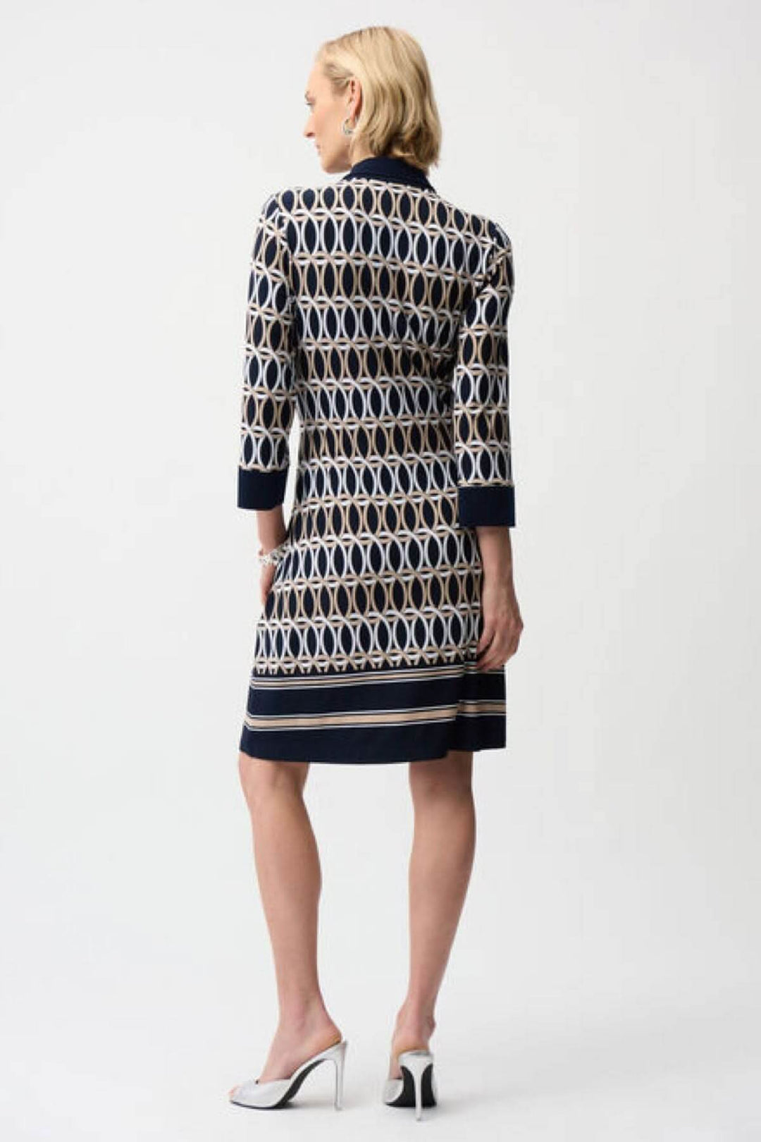 Femme portant une robe chemisier imprimée graphique, vue de dos.