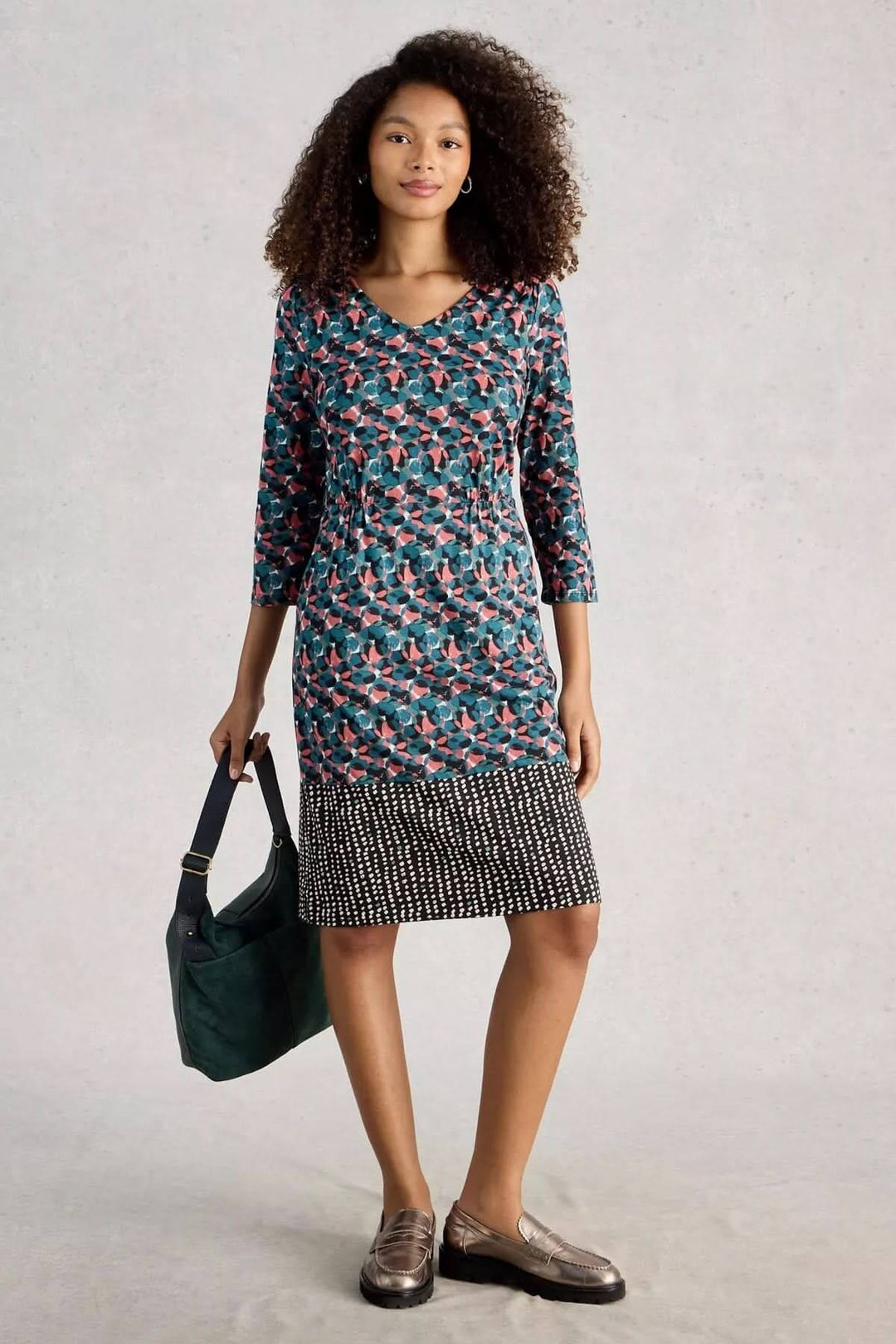 Femme portant une Robe à col V Tallie avec imprimé graphique, idéale pour le quotidien et le bureau, coupe droite flatteuse.