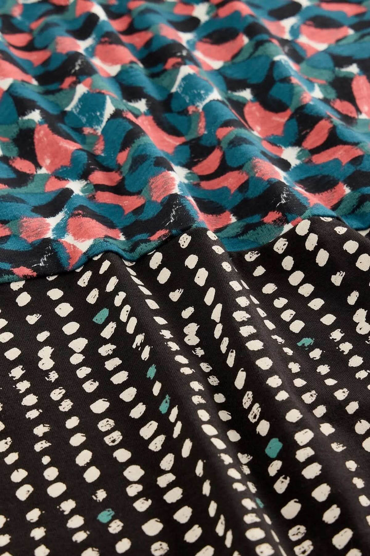 Imprimé graphique de la Robe à col V Tallie, détails du tissu aux motifs colorés et modernes.