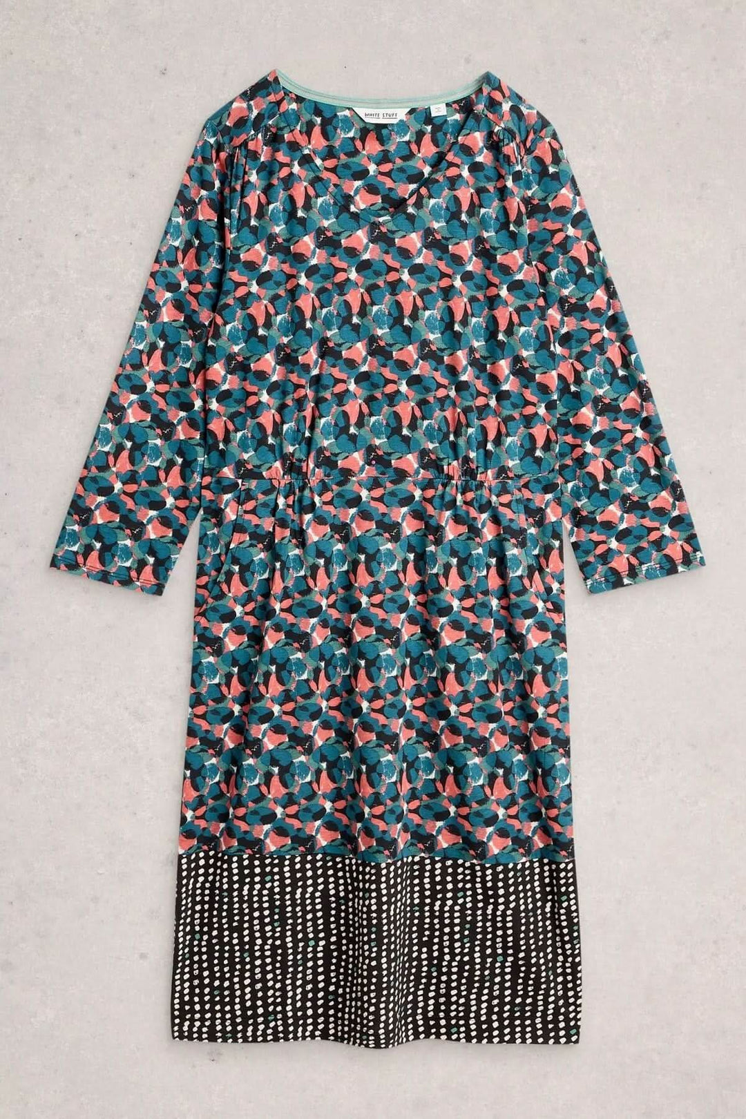 Robe à col V Tallie avec imprimé graphique, coupe droite, idéale pour un style tendance et confortable, vue de face sur fond gris.
