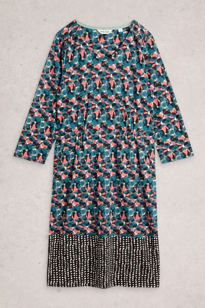 Robe à col V Tallie avec imprimé graphique, coupe droite, idéale pour un style tendance et confortable, vue de face sur fond gris.