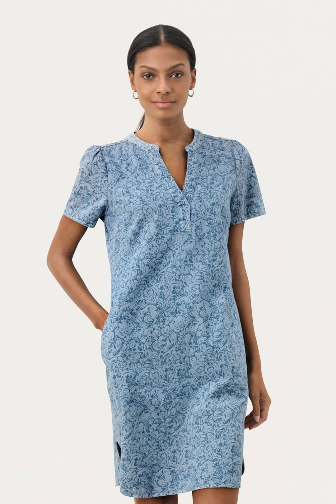Robe de coton Aminase avec imprimé floral, manches courtes, longueur genoux et poches.