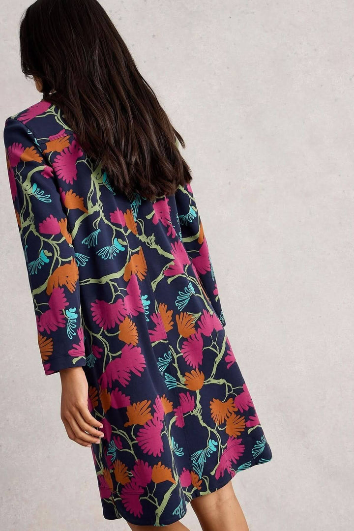 Robe droite imprimée col tunisien en jersey fluide avec manches 3/4 et imprimé botanique, idéale pour un look décontracté chic.