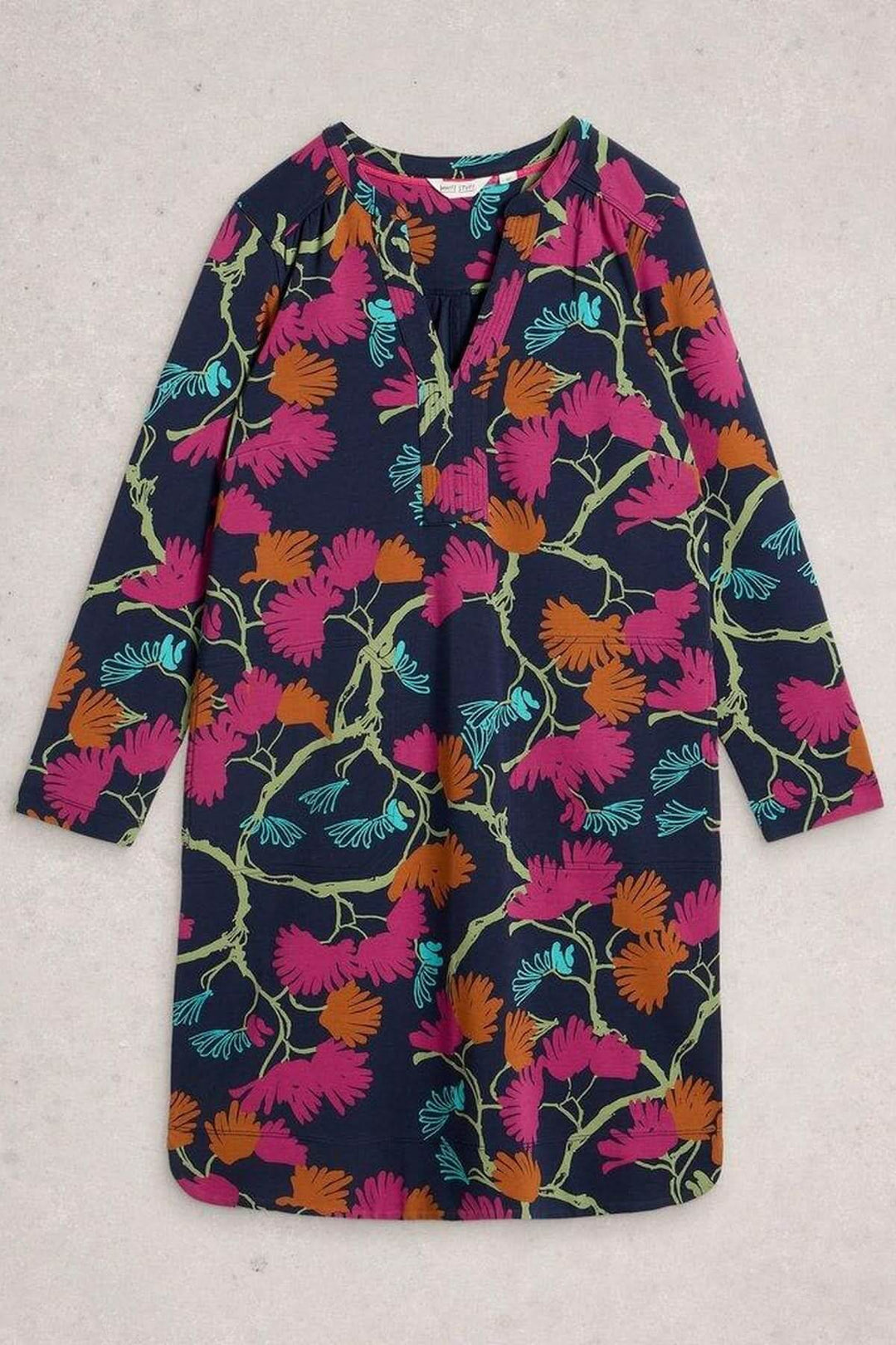 Robe droite imprimée col tunisien avec imprimé botanique, manches 3/4, col tunisien, en jersey fluide et confortable.
