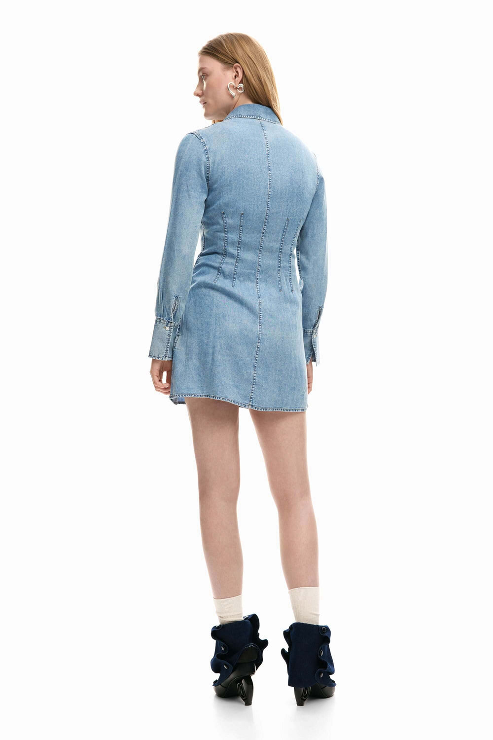 Vue arrière d'une robe en jean slim ajustée avec col chemise, montrant la silhouette féminine et structurée