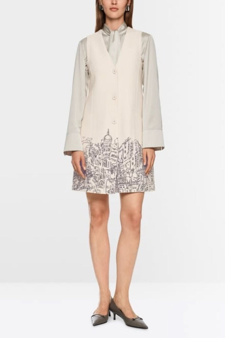 Robe en laine bouillie sans manches, légèrement évasée, avec imprimé urbain artistique, patte de boutonnage, vue de face sur mannequin.