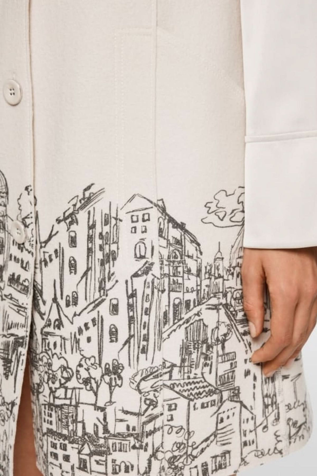 Robe en laine bouillie sans manches avec imprimé urbain artistique, vue sur le détail du motif et de la patte de boutonnage