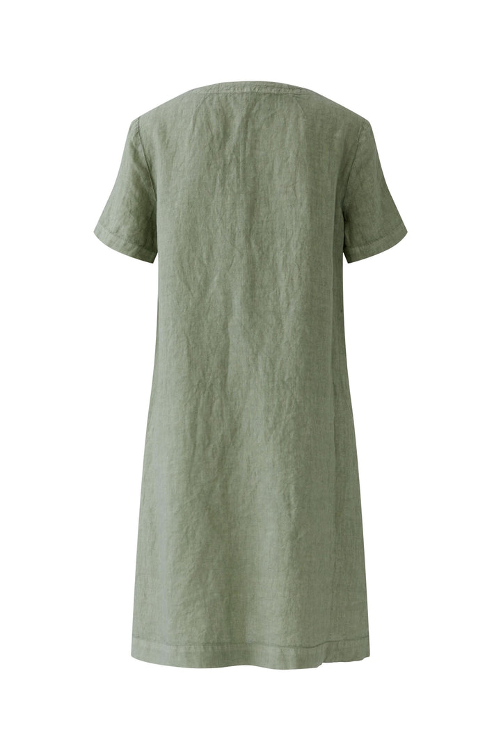 Robe en lin à manches courtes avec coupe droite et manches courtes, couleur verte, encolure ouverte, poches plaquées à l&