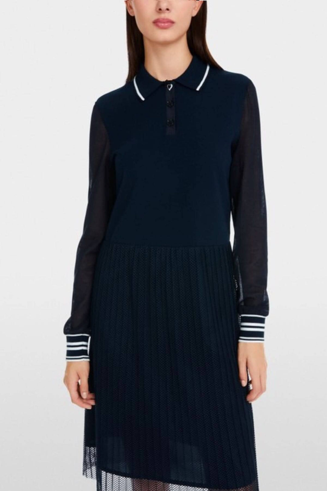 Robe midi sophistiquée avec manches transparentes et jupe plissée, détails à rayures, style moderne.