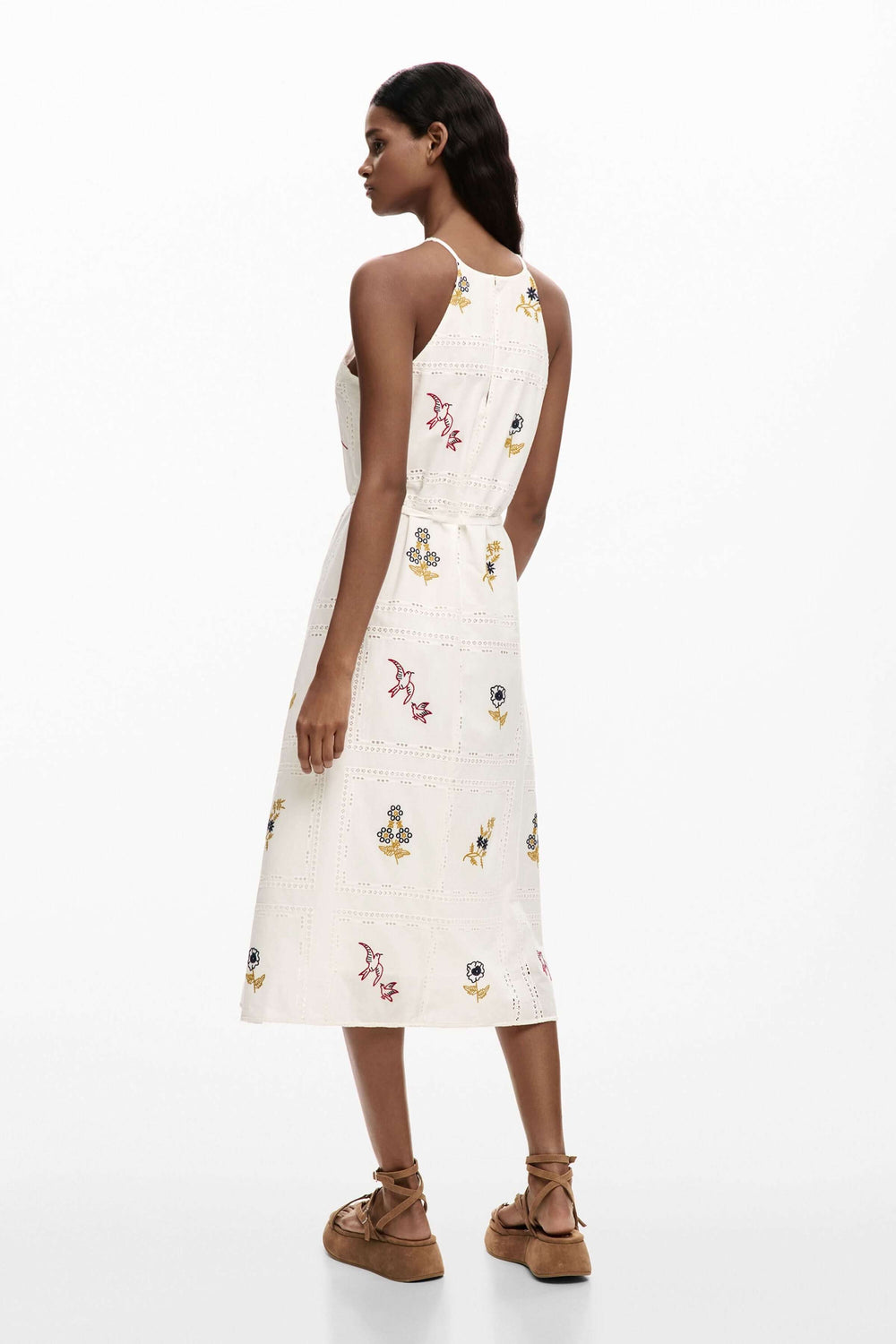 Robe midi à broderies délicates avec coupe fluide et ceinture à nouer, idéale pour l'été.