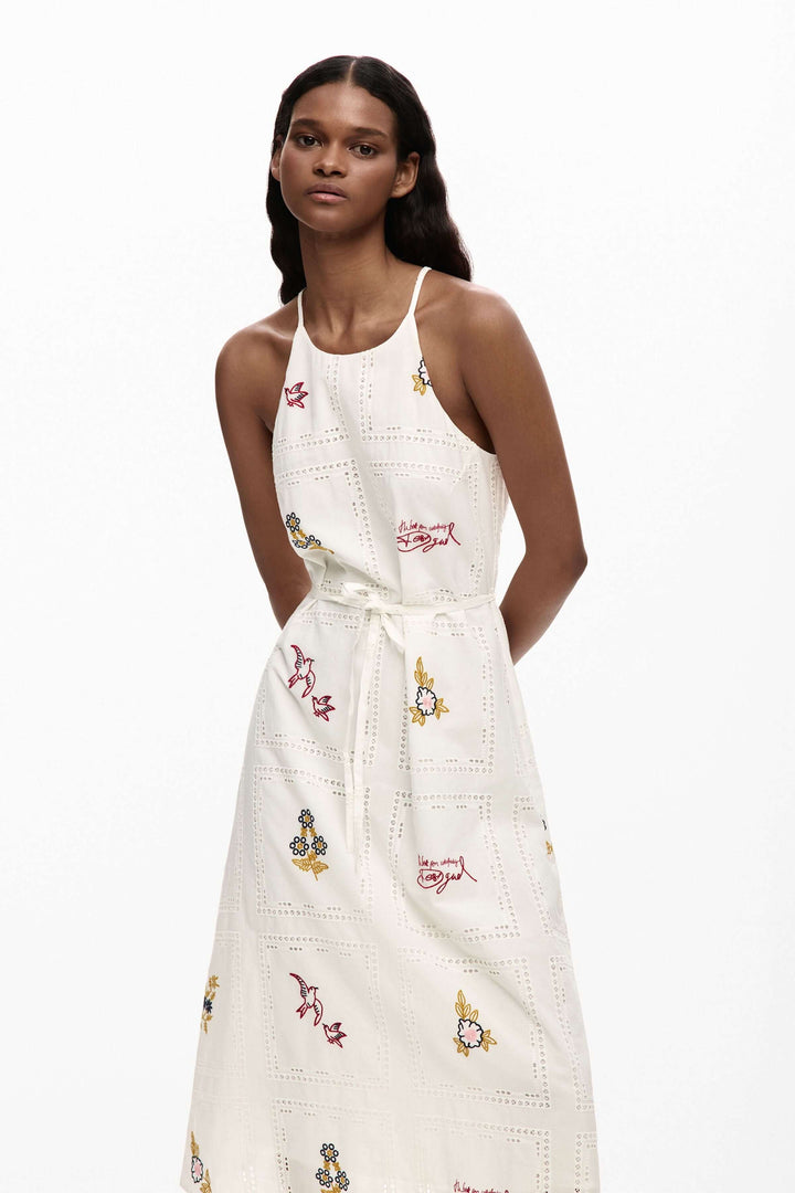 Robe midi à broderies délicates avec encolure dégagée et fines bretelles, idéal pour une tenue estivale féminine et confortable.