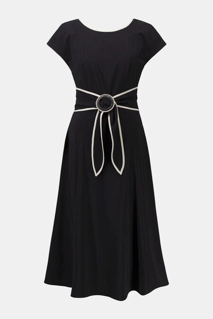 Robe midi ceinturée noire chic avec liseré contrastant et boucle anneau, encolure bateau et manches courtes, idéal pour événements.