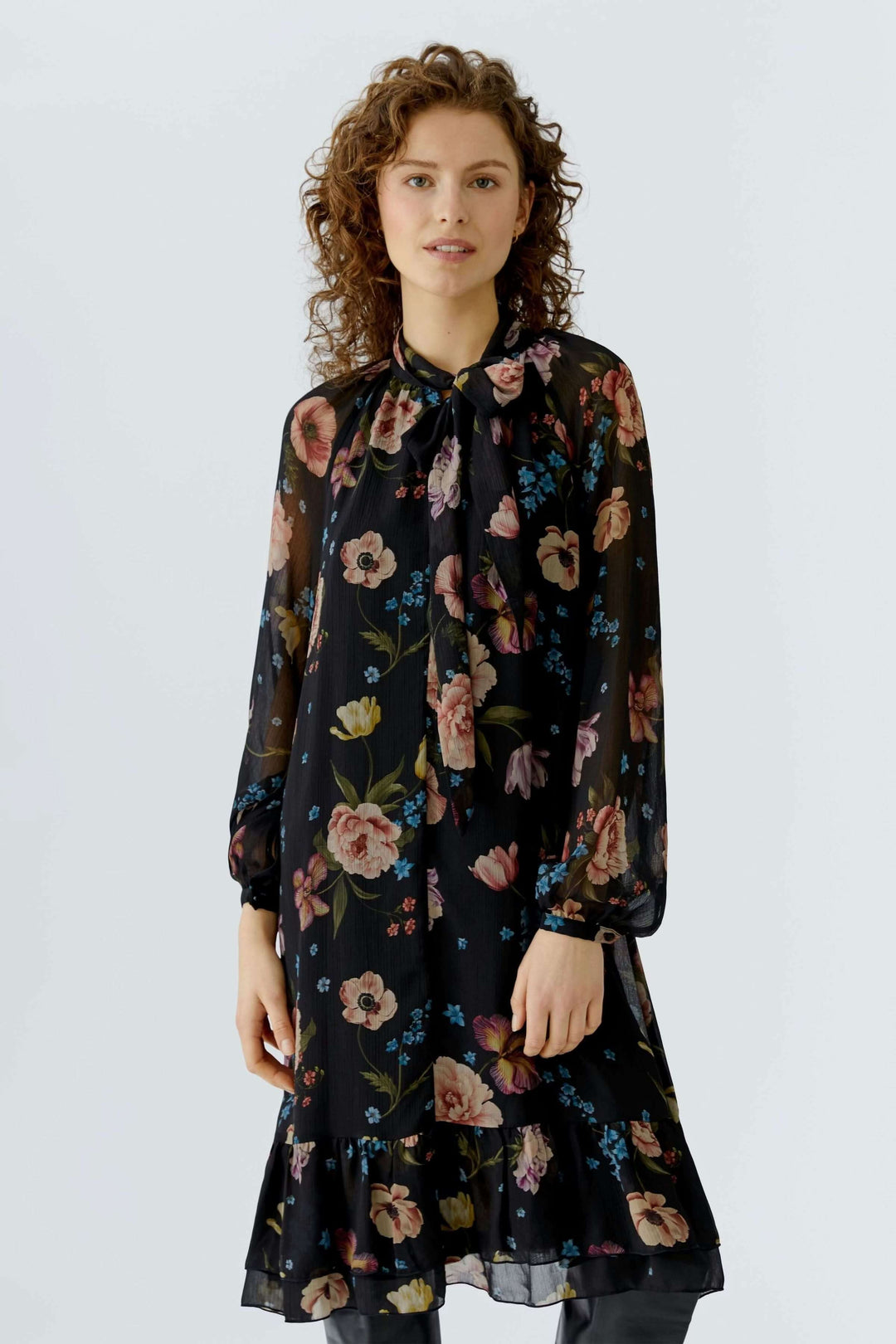 Robe midi fluide avec imprimé floral raffiné, coupe droite, encolure avec lien, matière légère. Féminine et élégante.