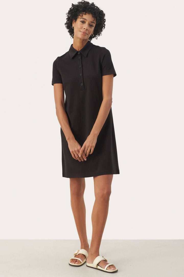 Robe polo Elivia noire, courte, avec col et boutons, idéale pour les occasions décontractées et formelles.