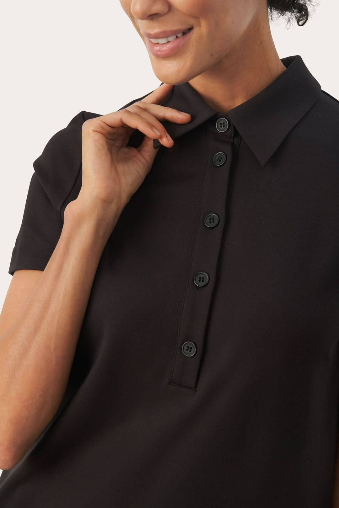 Robe polo Elivia en viscose noire avec col et boutons, idéale pour occasions décontractées et formelles.
