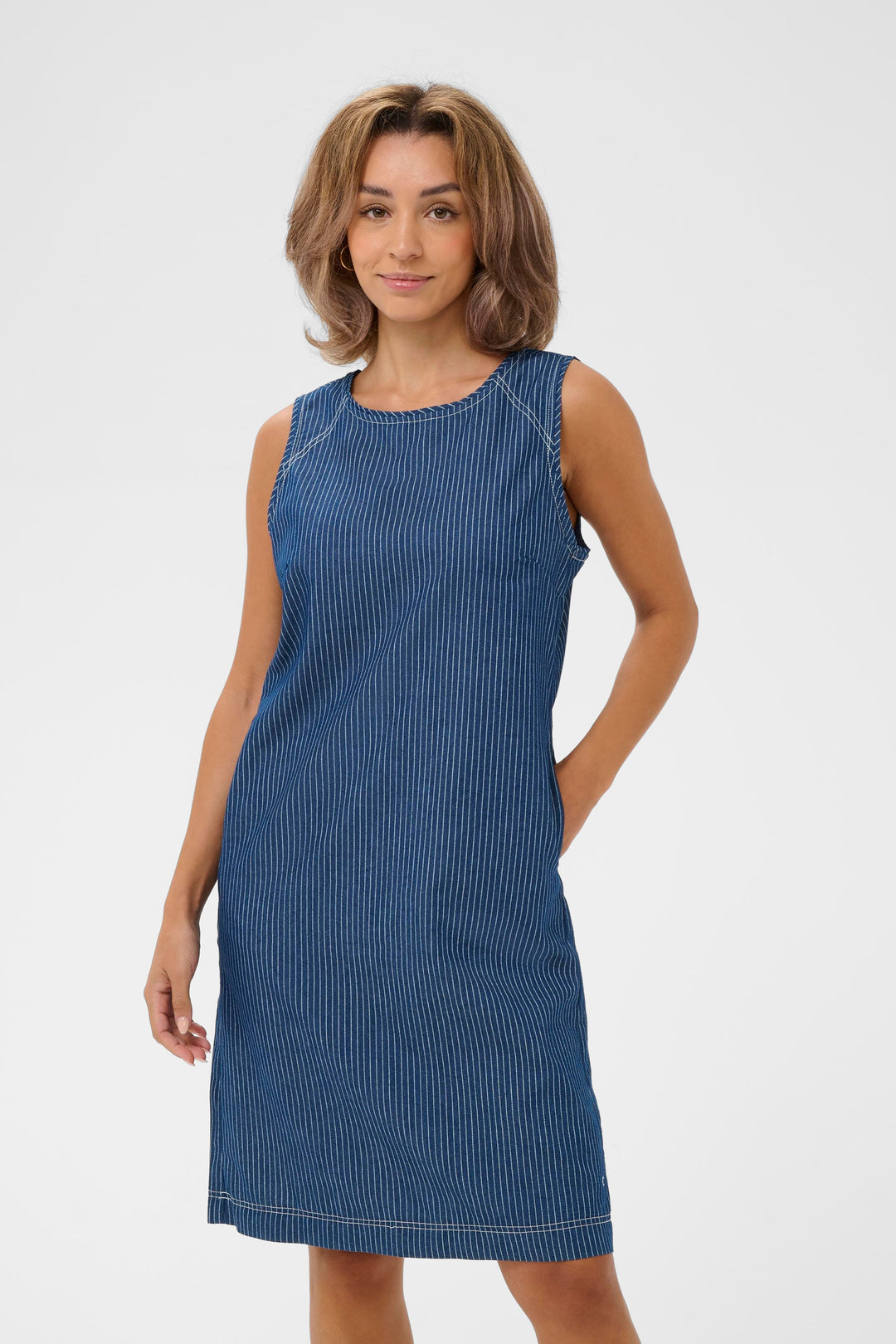 Robe sans manches Agate avec motif rayures et surpiqûres, silhouette épurée et confortable pour un style décontracté et chic.
