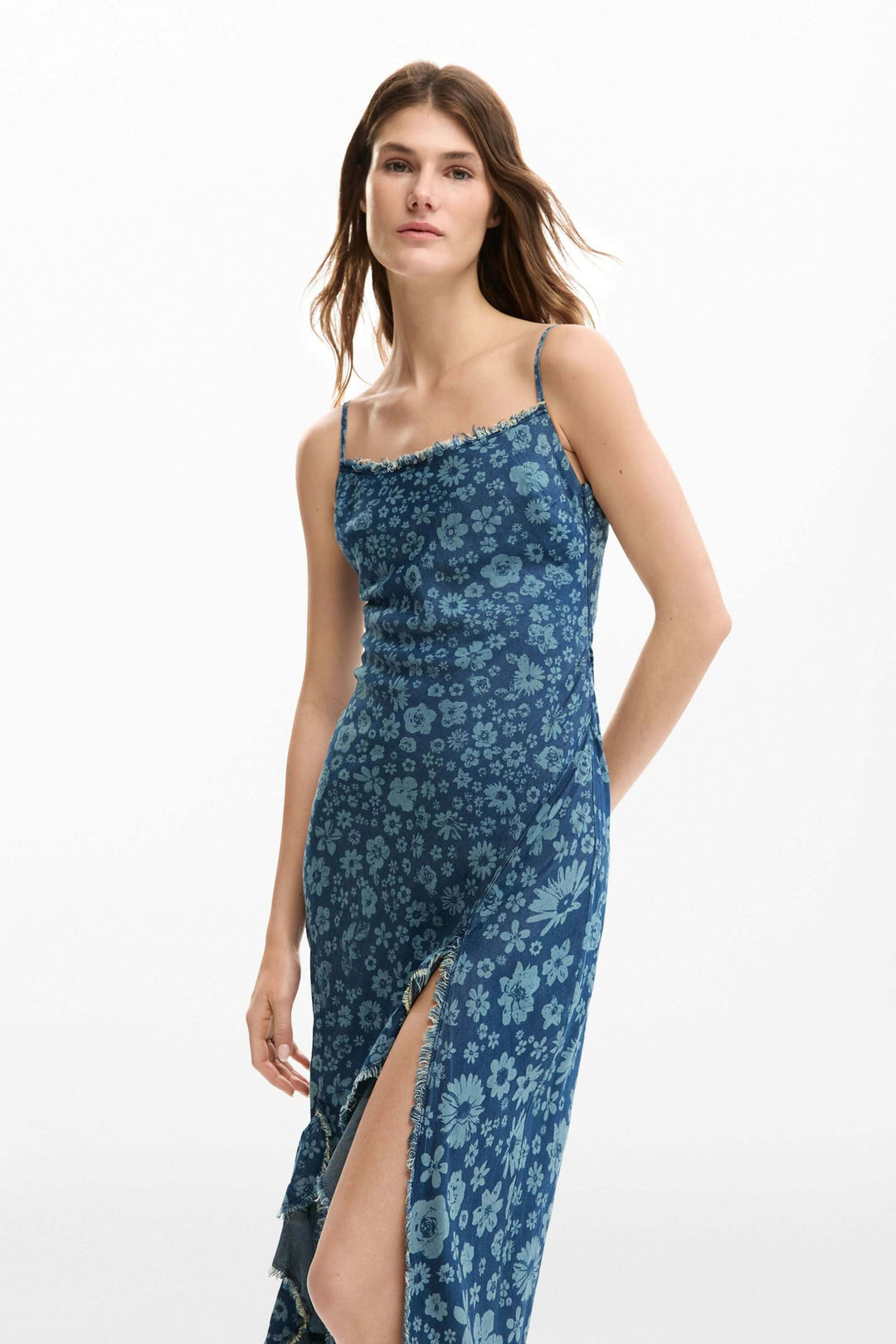Robe à volants en denim, silhouette féminine avec bretelles fines et volants asymétriques pour un style élégant au quotidien.