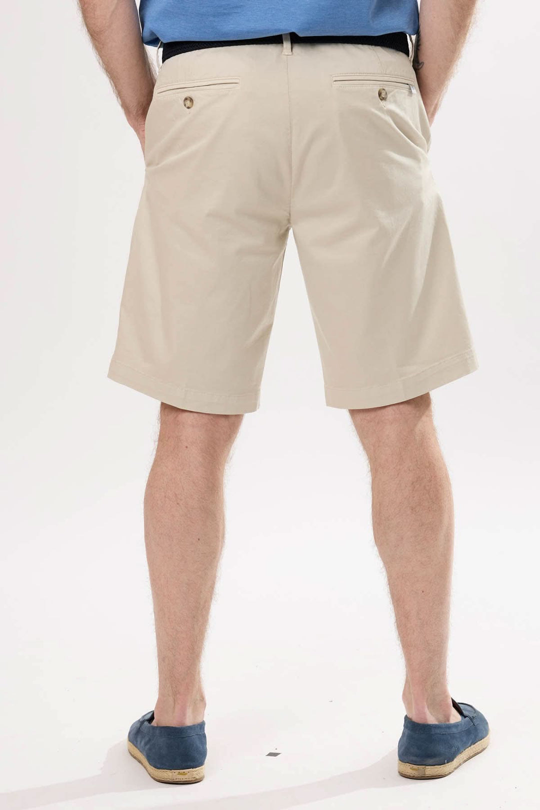 Short classique beige pour homme, coupe droite au-dessus du genou, idéal pour l&