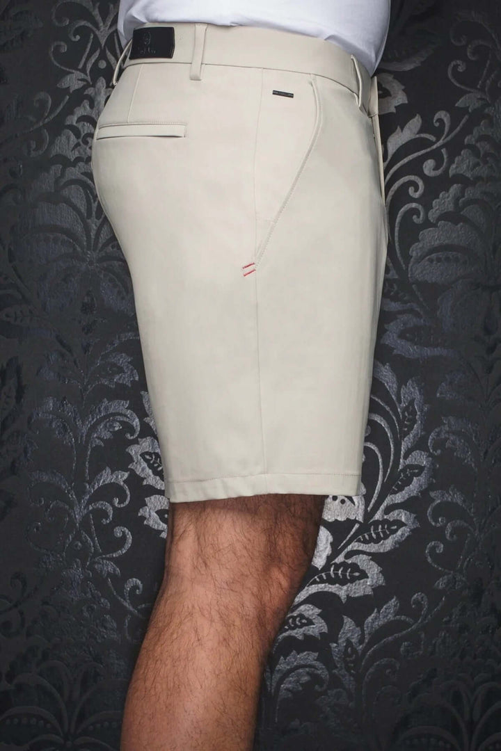 Shorts Limao-Solaris beige avec coupe moderne, poches latérales et détails soignés, idéal pour l&