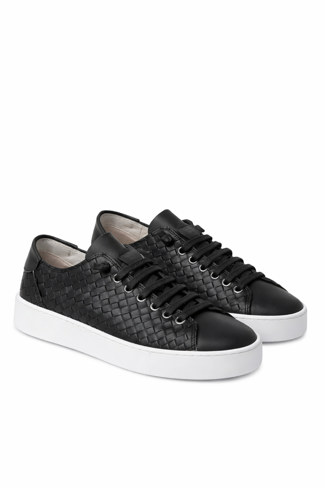 Sneaker en cuir tressé noire, élégante et confortable, avec lacets élastiques, fabriquée à la main en Italie.