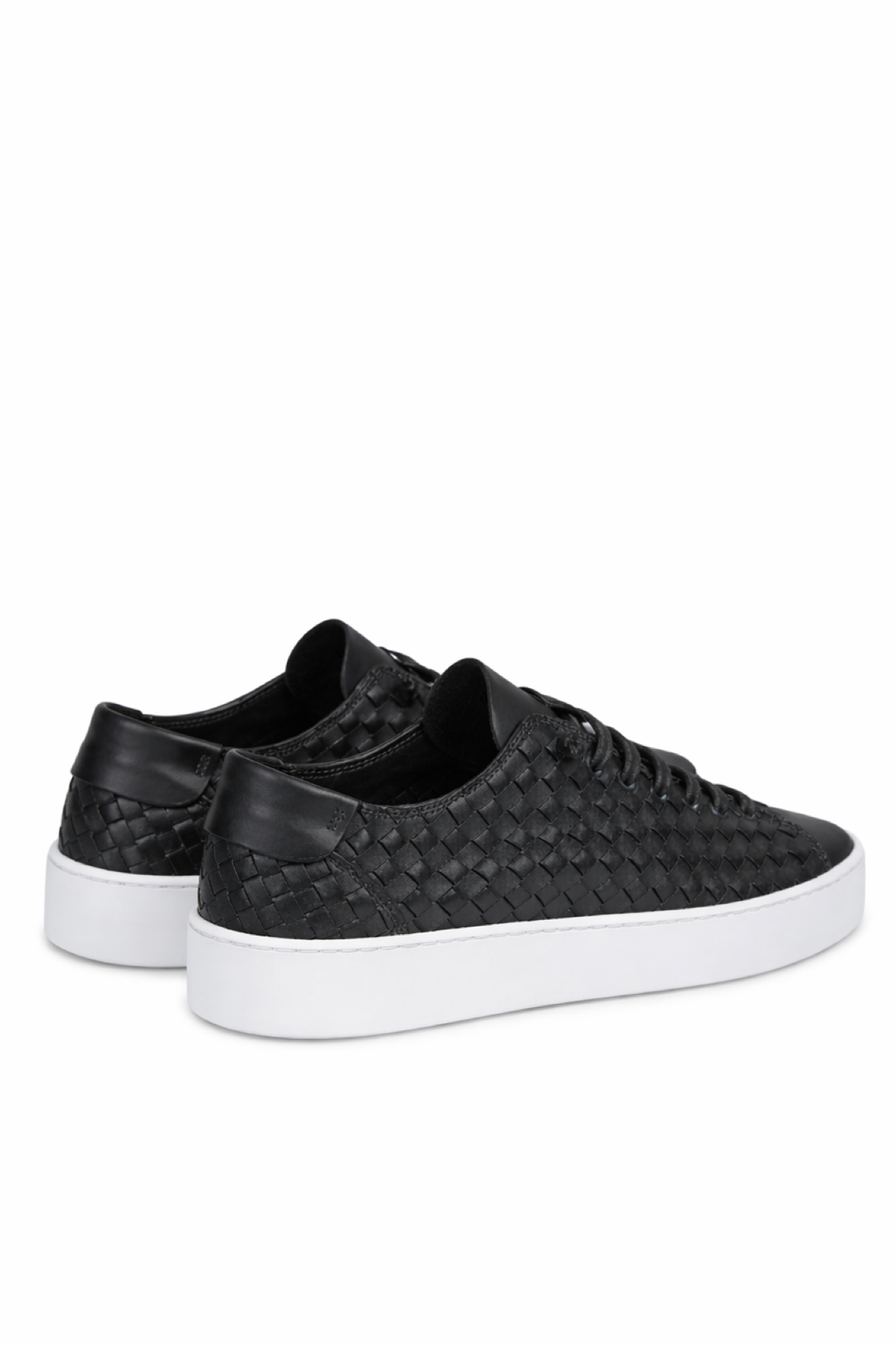 Sneaker en cuir tressé noir avec construction tressée, détails lacets élastiques et semelle blanche, fabriquée à la main en Italie.