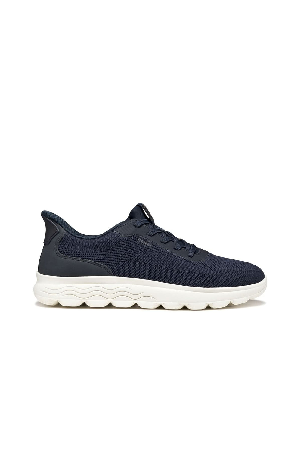 Sneaker en maille respirante avec tige souple et semelle épaisse amortissante, idéal pour confort et performance au quotidien.
