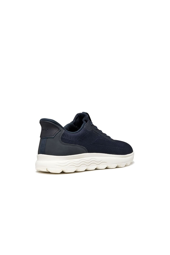 Sneaker en maille respirante noir avec semelle épaisse blanche, offrant légèreté et confort pour une utilisation quotidienne.