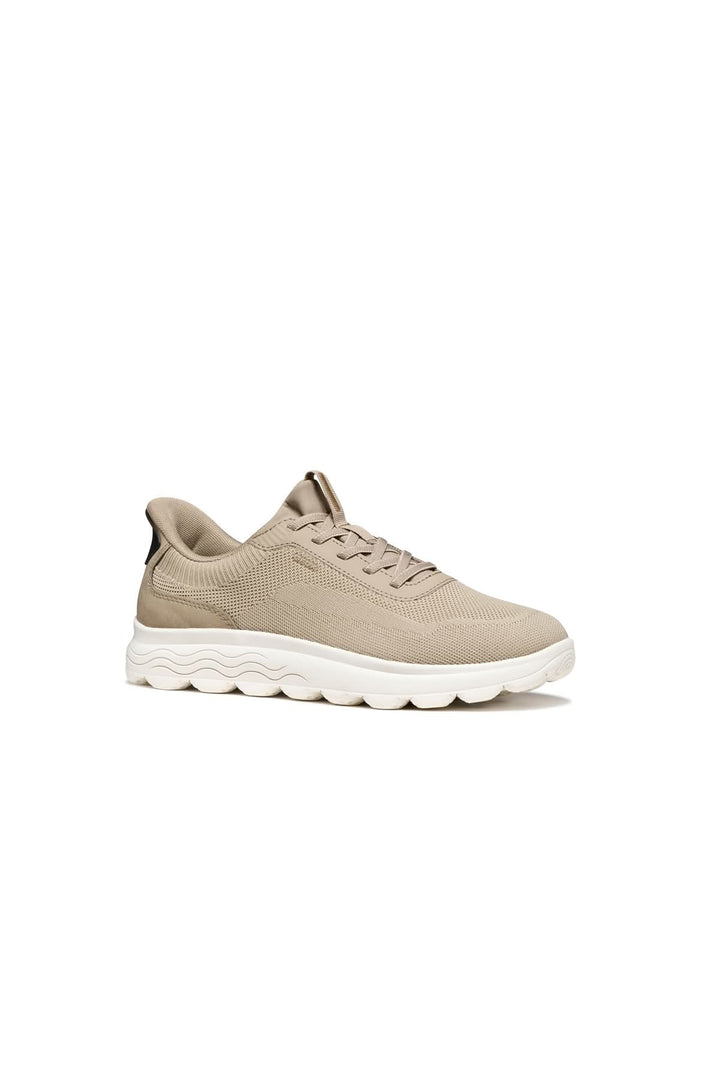 Sneaker en maille respirante avec semelle épaisse amortissante et fermeture à lacets pour confort et performance.