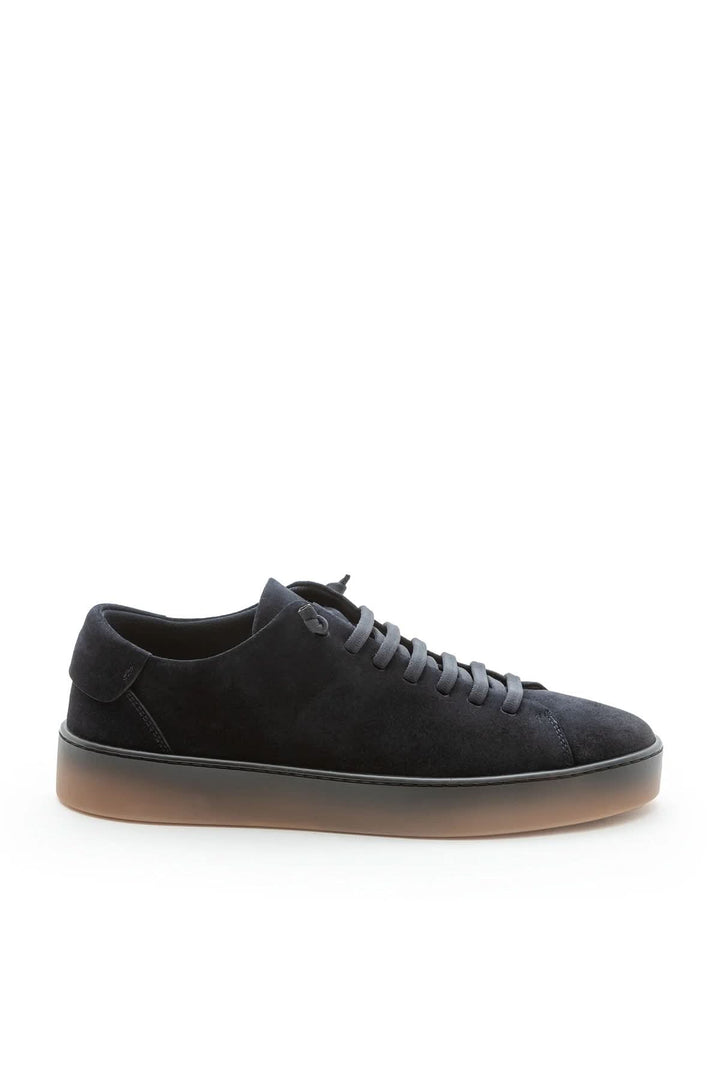 Sneaker homme cuir veau finition travaillée, semelle marron, lacets élastiques, design italien, élégance et confort au quotidien.