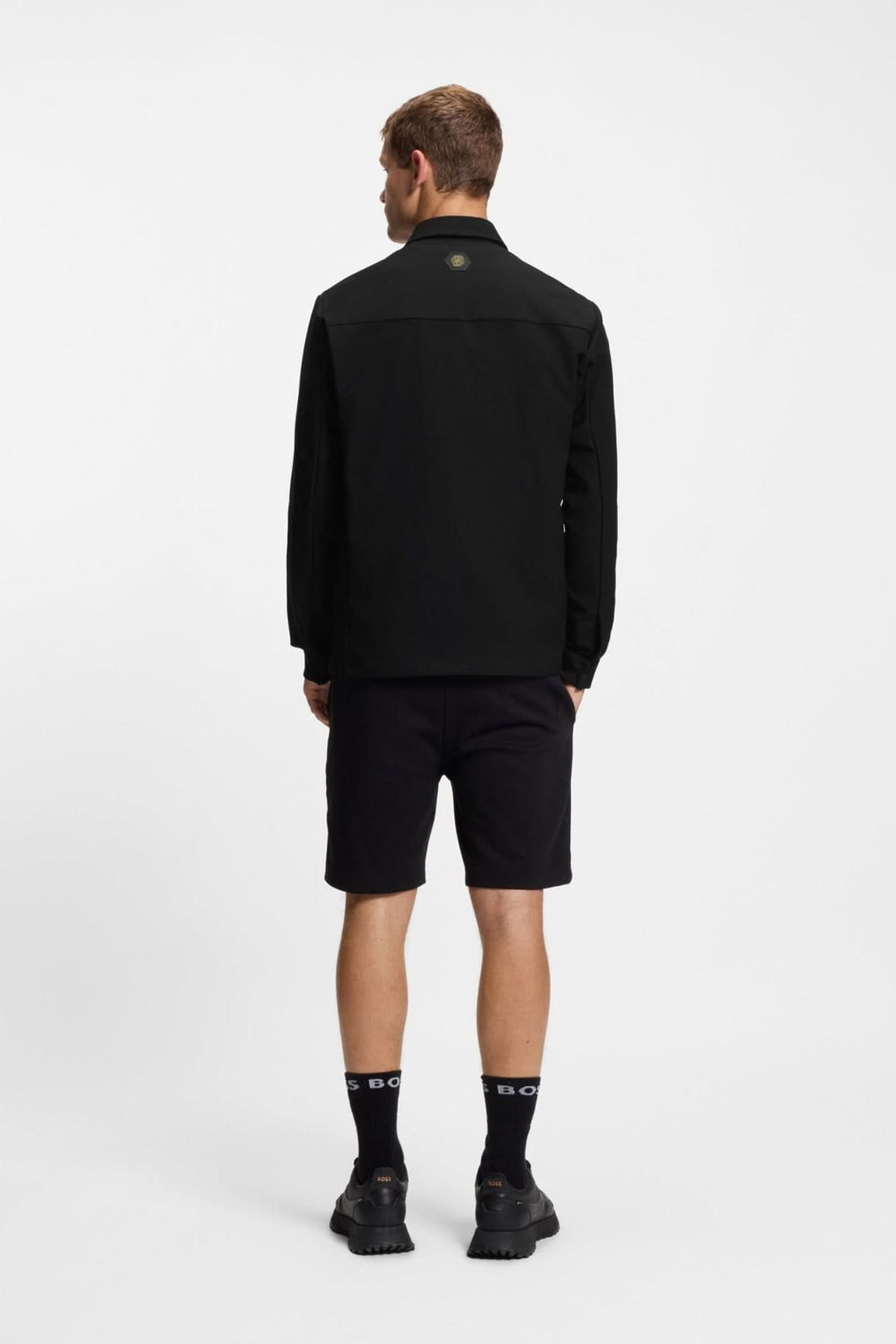 Homme portant surchemise décontractée déperlante en gabardine BOSS, vue arrière, style moderne et fonctionnel.
