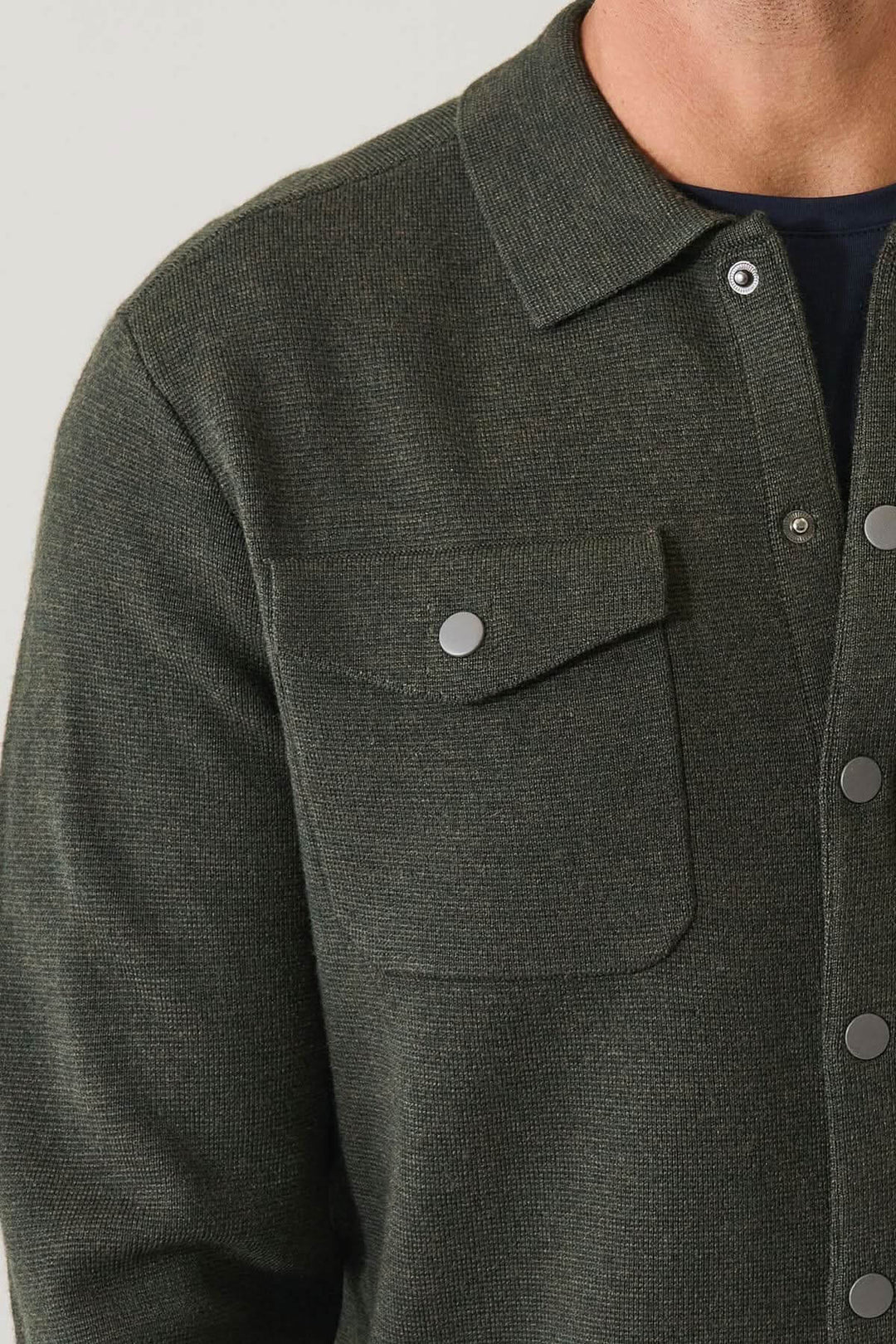 Surchemise en laine mérinos extra-fine à boutons-pression avec texture Half-Milano, style moderne et polyvalent pour mi-saison.