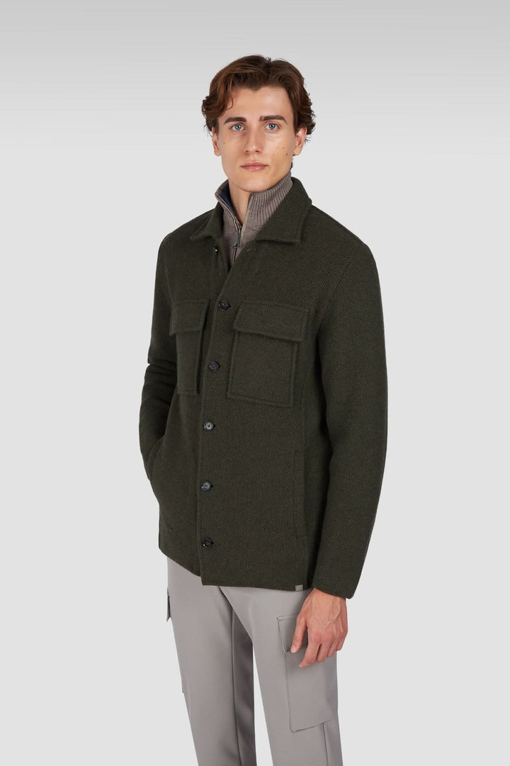 Homme portant une surchemise en laine texturée avec poches plaquées, élégante et confortable, avec col roulé gris dessous.