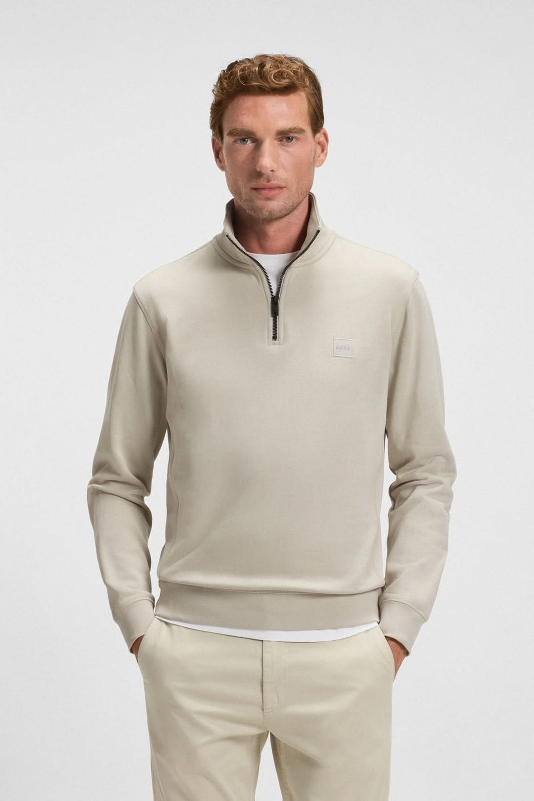 Homme portant un Sweatshirt à demi-zip en coton éponge BOSS beige, col montant et manches longues, style casual chic.