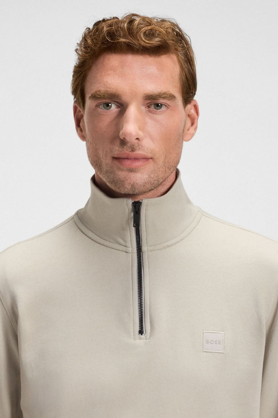 Sweatshirt à demi-zip en coton éponge BOSS porté par un mannequin, col montant et logo discret visible.