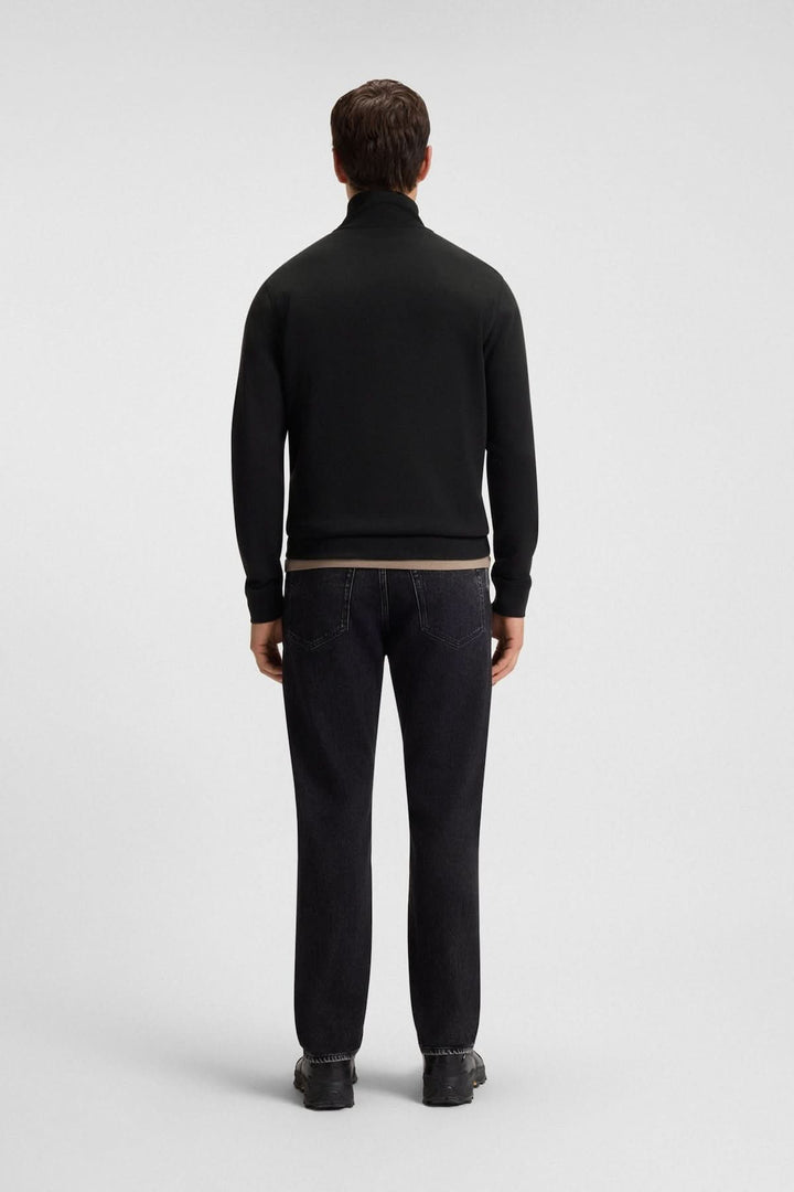 Homme portant un Sweatshirt à demi-zip en coton éponge BOSS, vue de dos, style décontracté avec pantalon noir.