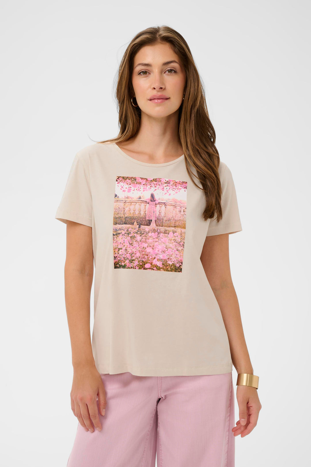T-shirt Joliy à manches courtes avec imprimé artistique féminin.