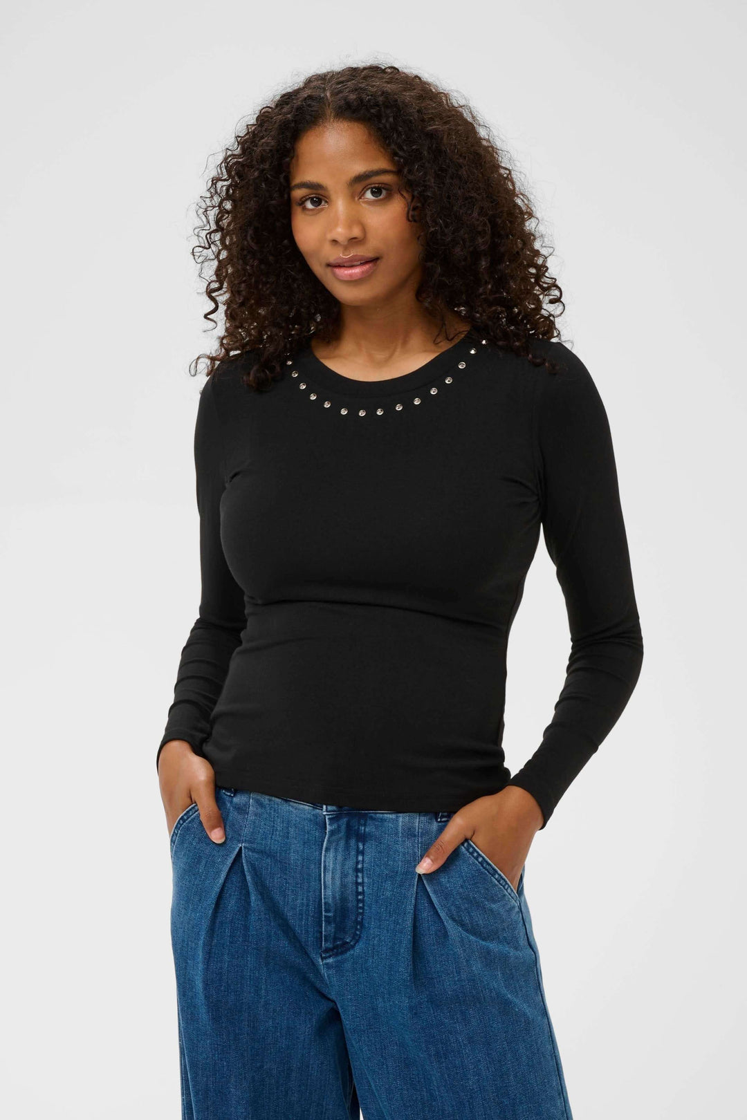 Femme portant le T-shirt Marty à manches longues avec détails à l&