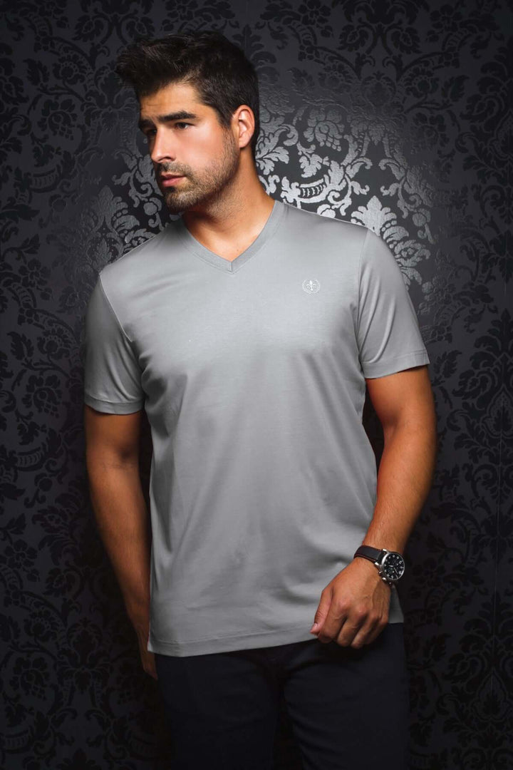 Homme portant un t-shirt gris à col en V, confort et style décontracté avec logo brodé.